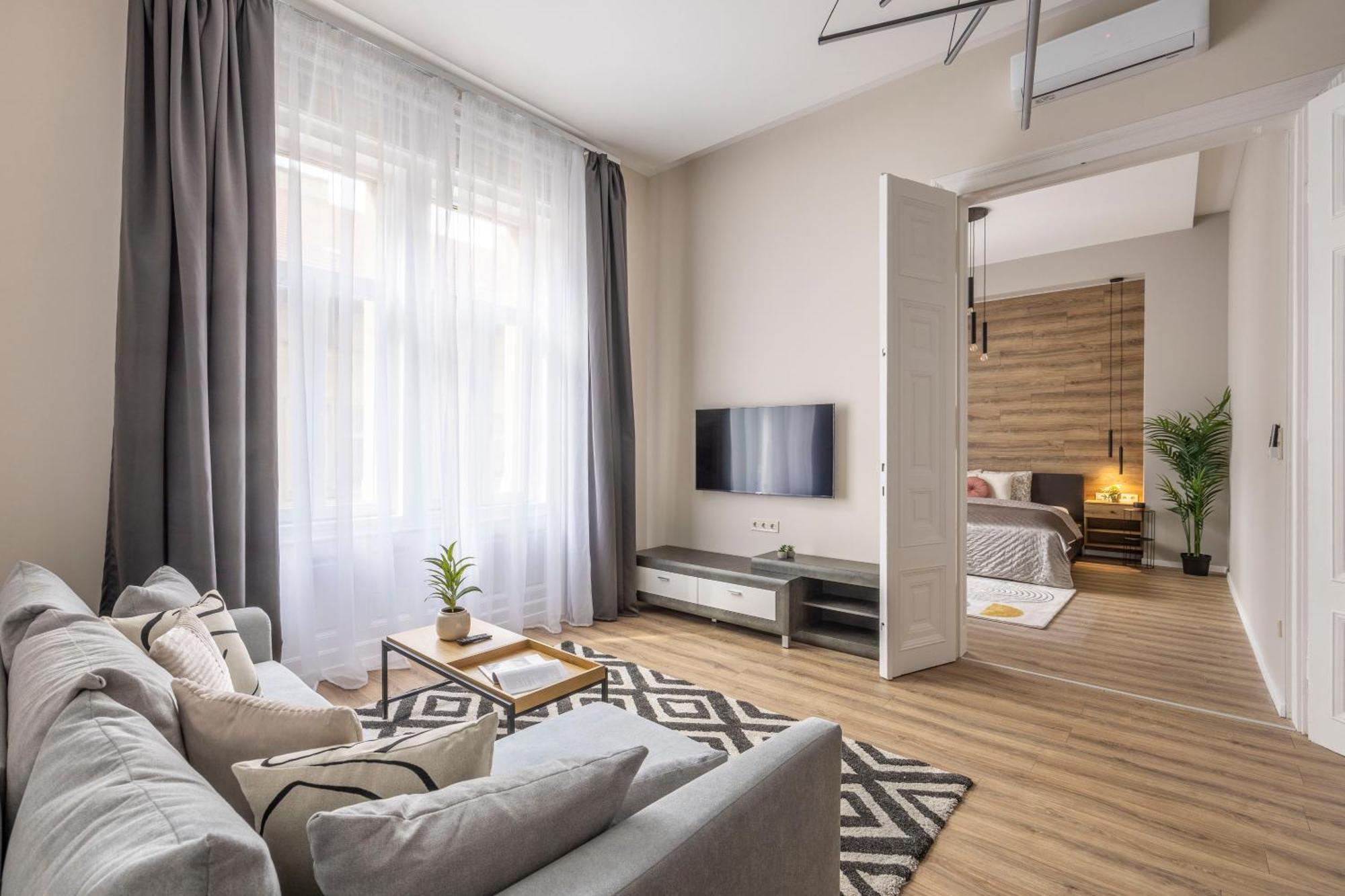 Exclusive Stylish Suite By Prestige Homes Next To The Oktogon Boedapest Buitenkant foto