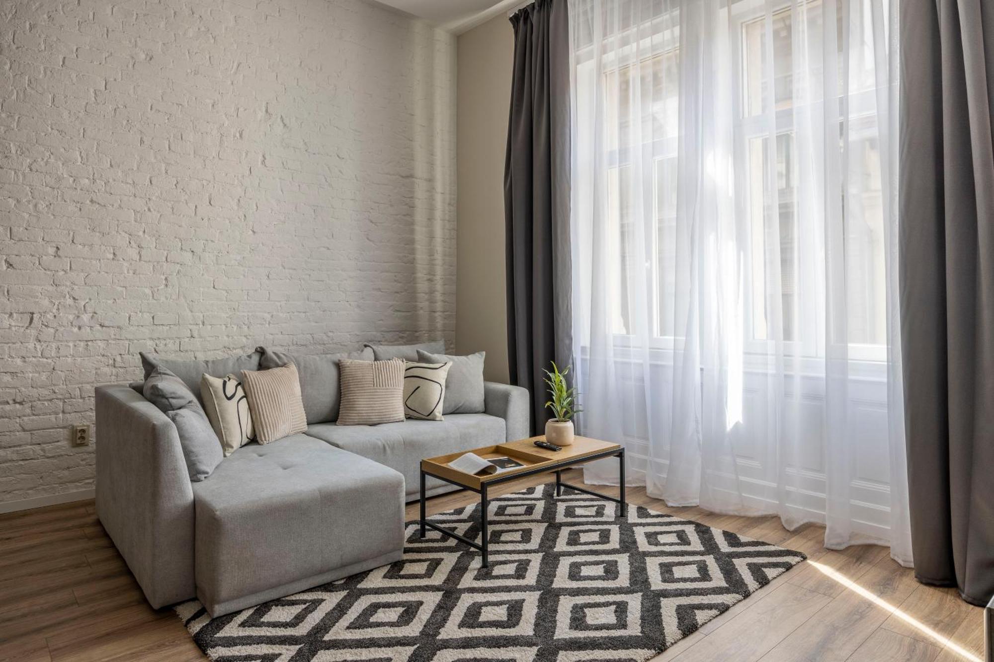Exclusive Stylish Suite By Prestige Homes Next To The Oktogon Boedapest Buitenkant foto